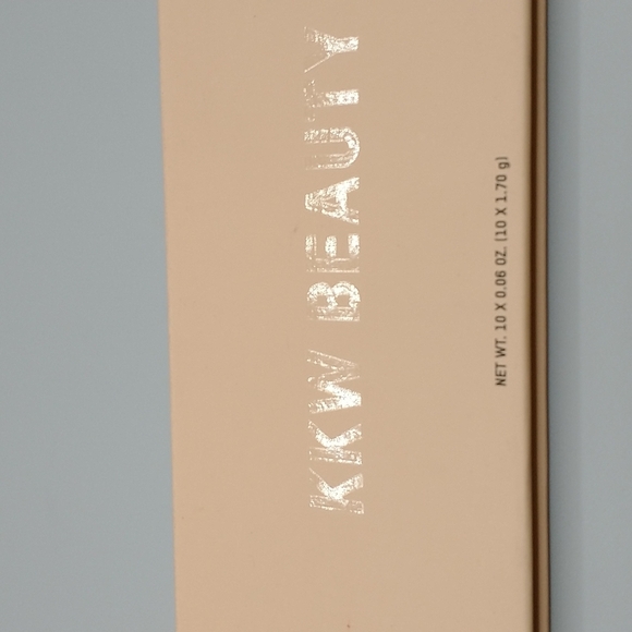 KKW Beauty Other - KKW Beauty Eyeshadow Palette Classic Blossom